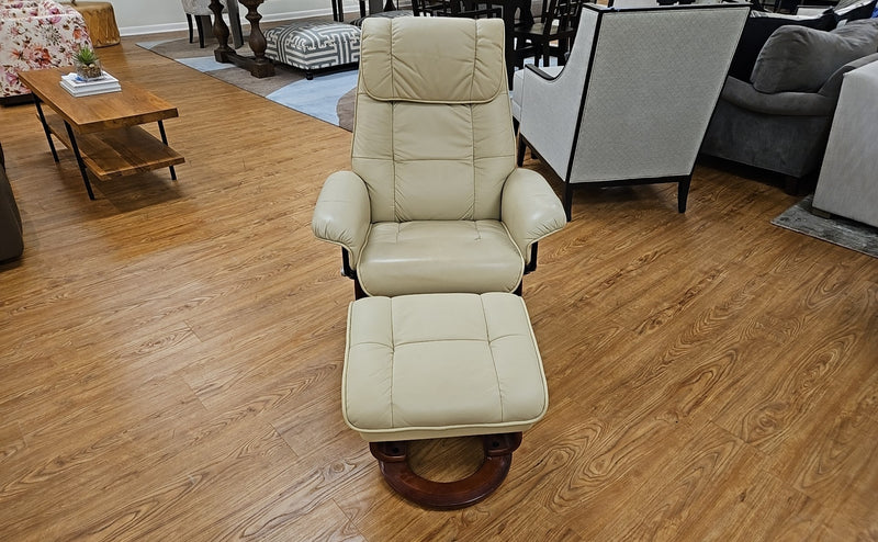 Benchmaster 'Ventura' Leather Recliner & Ottoman