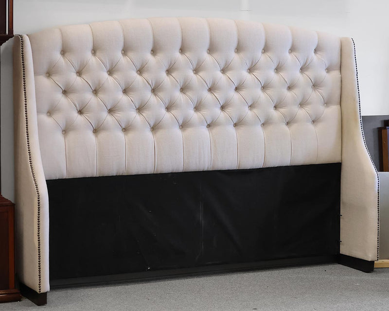 Universal Tufted King Shelter Bed in Linen