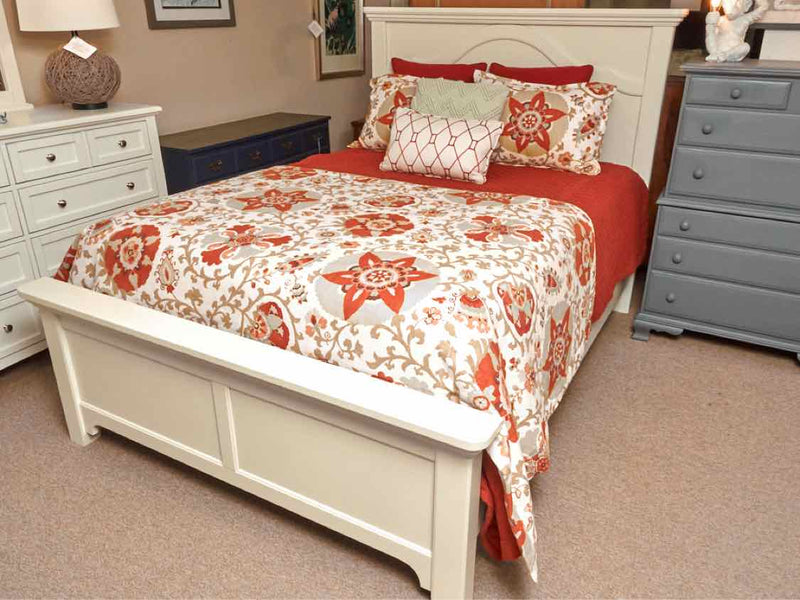 Vaughan Bassett Bungalow Mantal Queen Bed In Lattice Soft White Finish