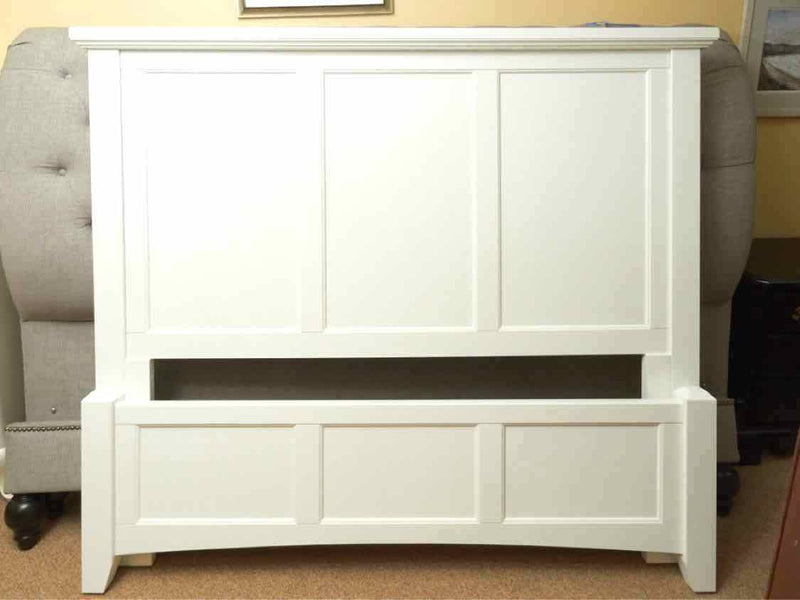 Vaughan Bassett Bonanza White Simple Molding Low Profile Footboard  Queen Bed