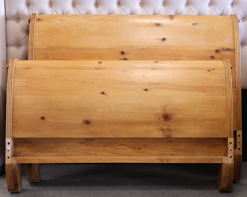 Queen Sleigh Bed in Scrubbed Pine