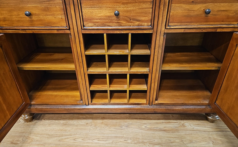 Server w/ Wine Storage