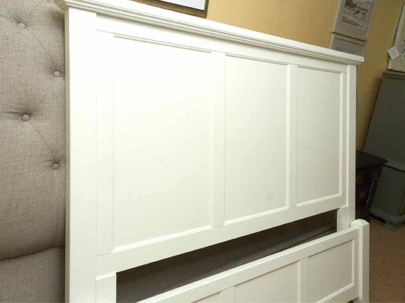 Vaughan Bassett Bonanza White Simple Molding Low Profile Footboard  Queen Bed