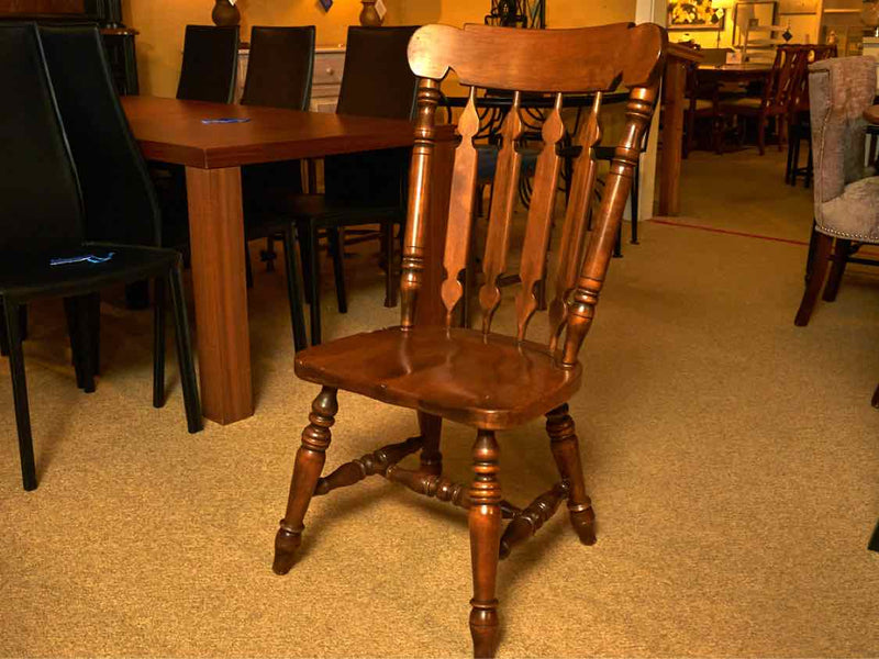 Dining Table with 2 Leaves and Set of 6 Chairs in Maple